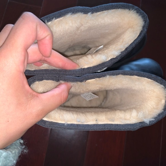 UGGS - Picture 4 of 5